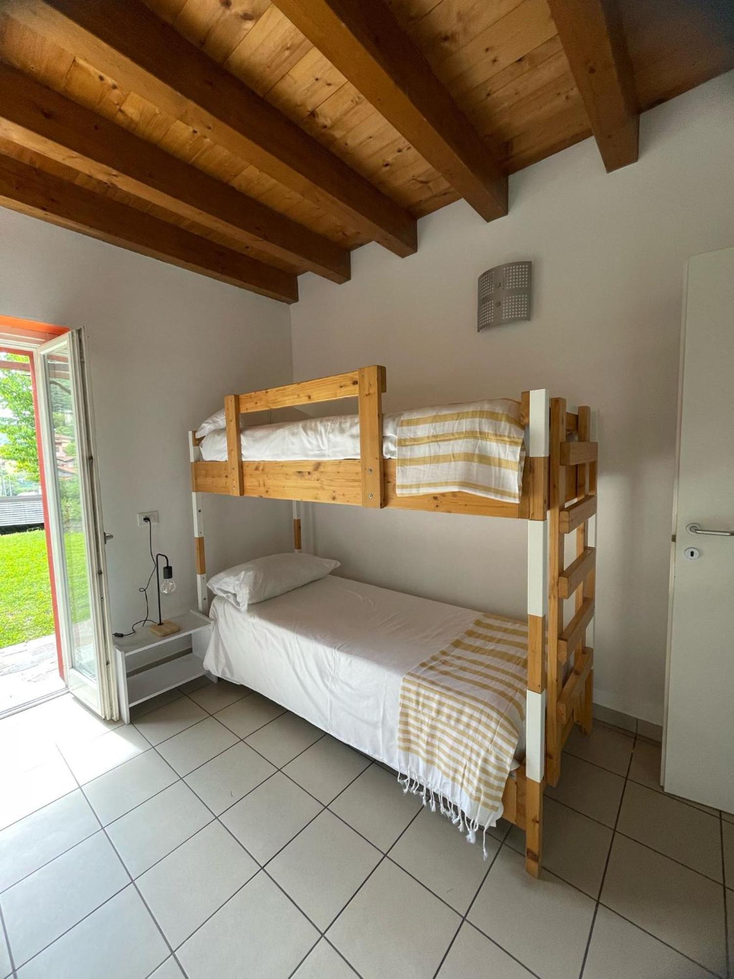 Ostello Casa Rossa Laveno-Mombello Eksteriør bilde