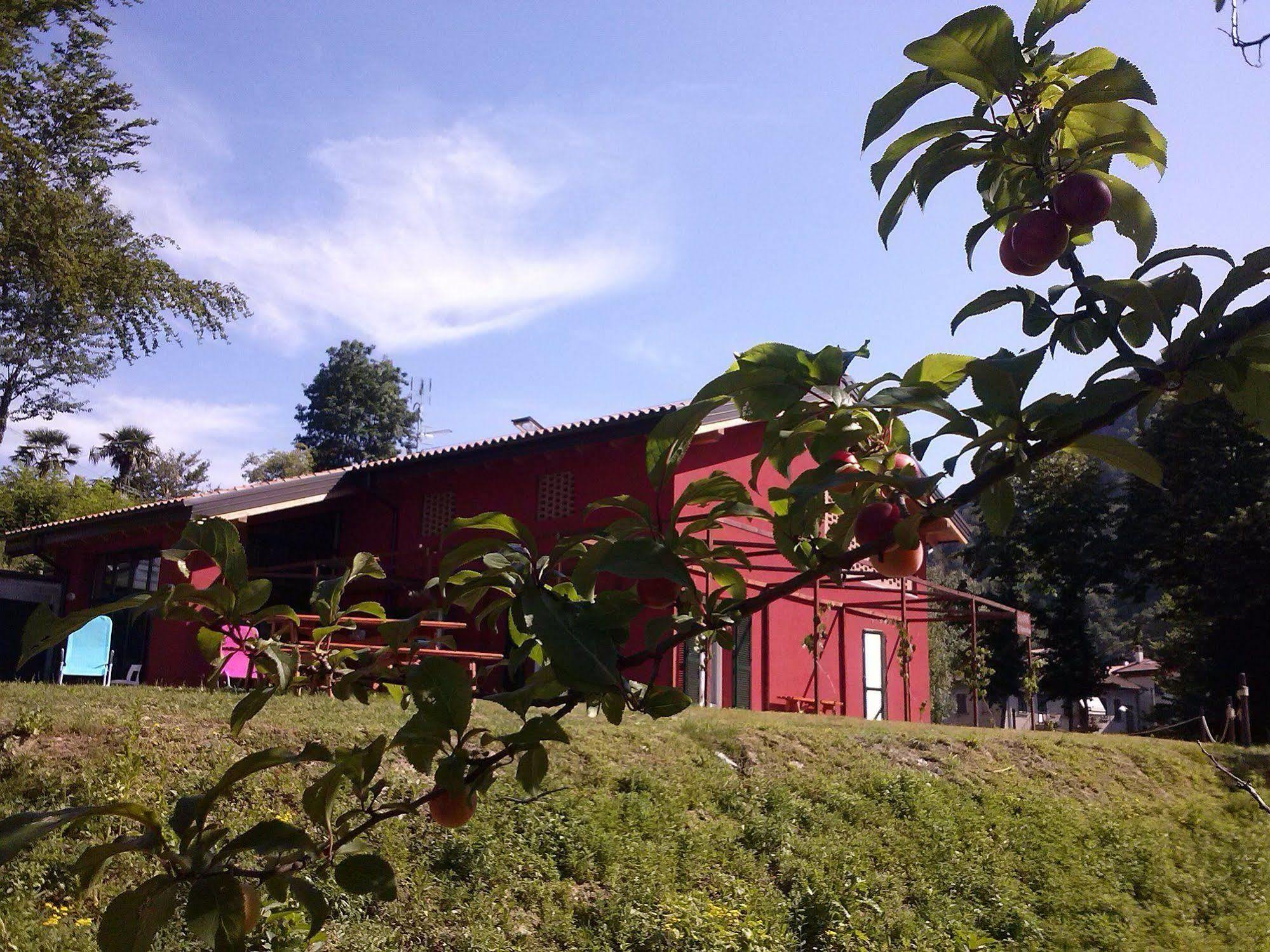 Ostello Casa Rossa Laveno-Mombello Eksteriør bilde